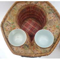 Chinees porseleinen theeset in rieten foedraal